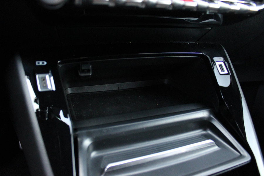 Peugeot 2008 1.2 130PK GT | NAVIGATIE 10" TOUCHSCREEN | APPLE CARPLAY/ANDROID AUTO | ADAPTIVE CRUISE CONTROL | FULL LED KOPLAMPEN | ACHTERUITRIJ CAMERA | 3-D COCKPIT | KEYLESS ENTRY/START | STOEL VERWARMING | DODEHOEK BEWAKING | ALL SEASON BANDEN |