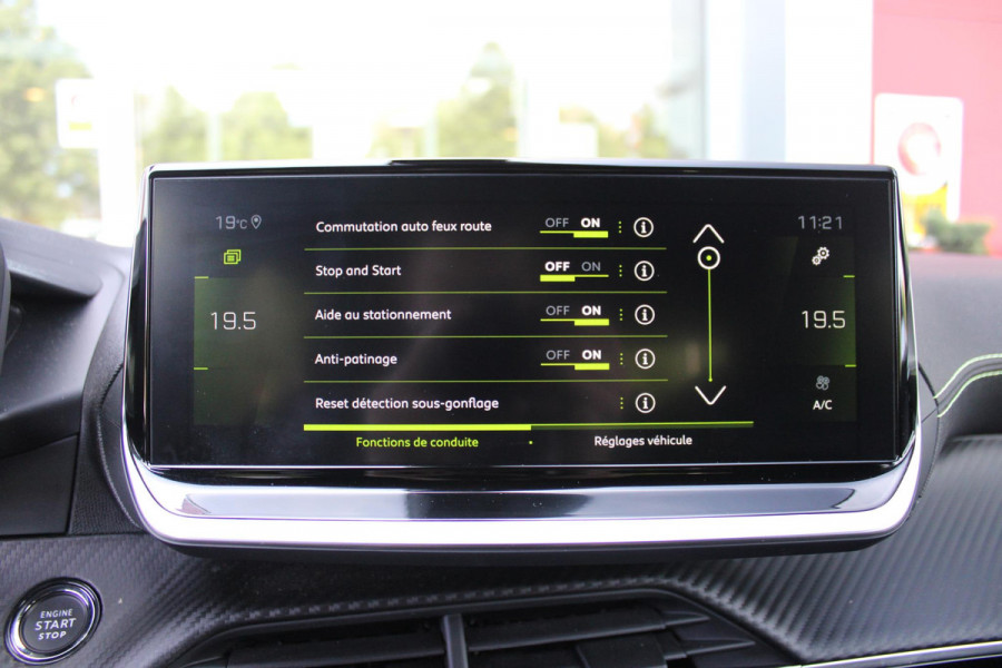 Peugeot 2008 1.2 130PK GT | NAVIGATIE 10" TOUCHSCREEN | APPLE CARPLAY/ANDROID AUTO | ADAPTIVE CRUISE CONTROL | FULL LED KOPLAMPEN | ACHTERUITRIJ CAMERA | 3-D COCKPIT | KEYLESS ENTRY/START | STOEL VERWARMING | DODEHOEK BEWAKING | ALL SEASON BANDEN |