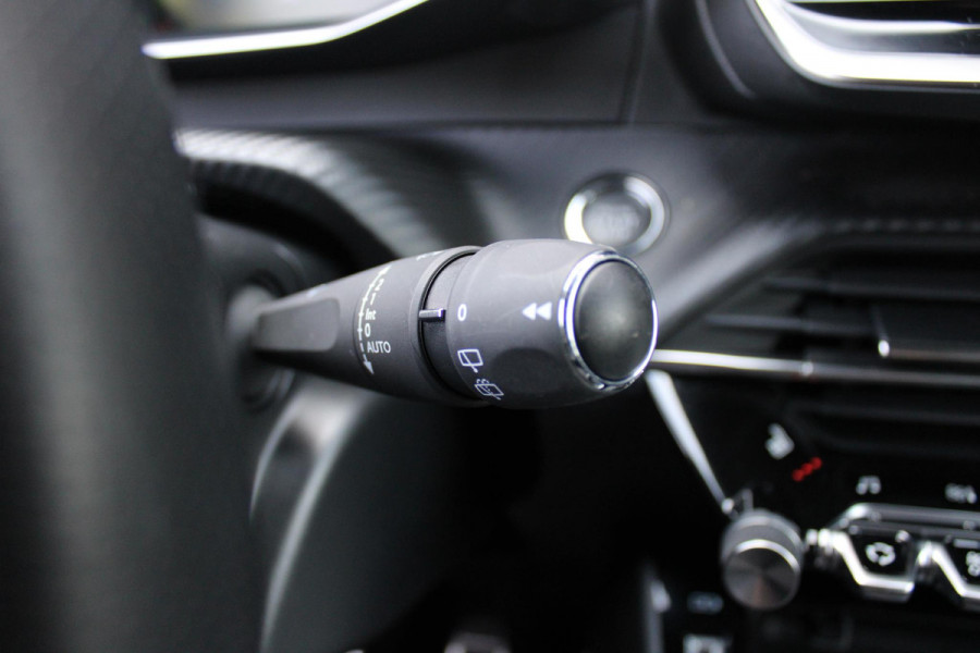 Peugeot 2008 1.2 130PK GT | NAVIGATIE 10" TOUCHSCREEN | APPLE CARPLAY/ANDROID AUTO | ADAPTIVE CRUISE CONTROL | FULL LED KOPLAMPEN | ACHTERUITRIJ CAMERA | 3-D COCKPIT | KEYLESS ENTRY/START | STOEL VERWARMING | DODEHOEK BEWAKING | ALL SEASON BANDEN |