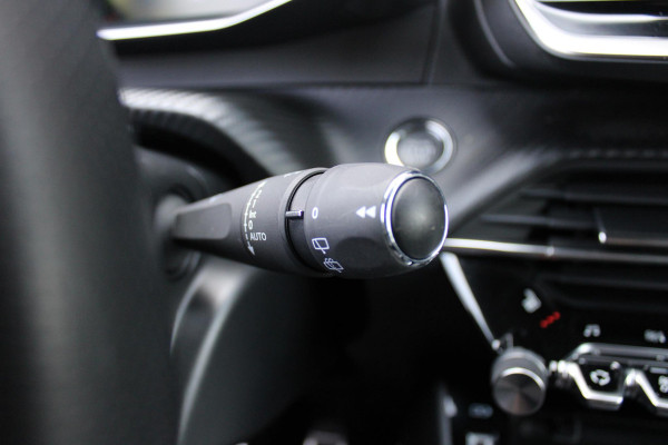 Peugeot 2008 1.2 130PK GT | NAVIGATIE 10" TOUCHSCREEN | APPLE CARPLAY/ANDROID AUTO | ADAPTIVE CRUISE CONTROL | FULL LED KOPLAMPEN | ACHTERUITRIJ CAMERA | 3-D COCKPIT | KEYLESS ENTRY/START | STOEL VERWARMING | DODEHOEK BEWAKING | ALL SEASON BANDEN |