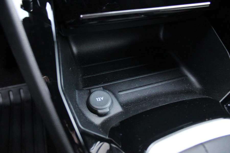 Peugeot 2008 1.2 130PK GT | NAVIGATIE 10" TOUCHSCREEN | APPLE CARPLAY/ANDROID AUTO | ADAPTIVE CRUISE CONTROL | FULL LED KOPLAMPEN | ACHTERUITRIJ CAMERA | 3-D COCKPIT | KEYLESS ENTRY/START | STOEL VERWARMING | DODEHOEK BEWAKING | ALL SEASON BANDEN |