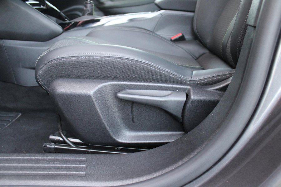 Peugeot 2008 1.2 130PK GT | NAVIGATIE 10" TOUCHSCREEN | APPLE CARPLAY/ANDROID AUTO | ADAPTIVE CRUISE CONTROL | FULL LED KOPLAMPEN | ACHTERUITRIJ CAMERA | 3-D COCKPIT | KEYLESS ENTRY/START | STOEL VERWARMING | DODEHOEK BEWAKING | ALL SEASON BANDEN |