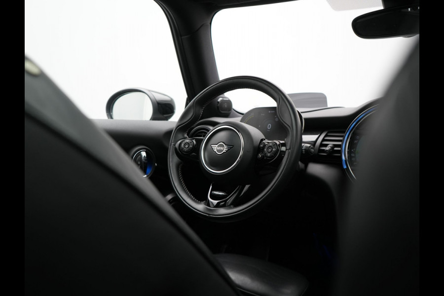 MINI Cooper Electric Yours 33 kWh 184pk | Panodak | Head Up | Harman / Kardon | Camera | Lederen Sportstoelen Verwarmd | Keyless | Apple Carplay | Cruise Control | LED Koplampen | Virtual | Navigatie | DAB |