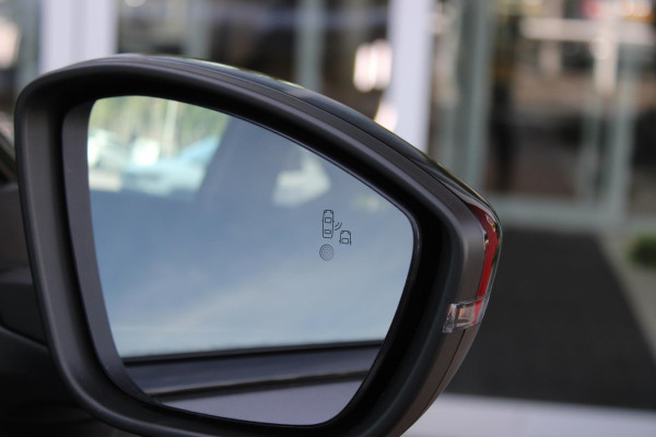 Peugeot 2008 1.2 130PK GT | NAVIGATIE 10" TOUCHSCREEN | APPLE CARPLAY/ANDROID AUTO | ADAPTIVE CRUISE CONTROL | FULL LED KOPLAMPEN | ACHTERUITRIJ CAMERA | 3-D COCKPIT | KEYLESS ENTRY/START | STOEL VERWARMING | DODEHOEK BEWAKING | ALL SEASON BANDEN |