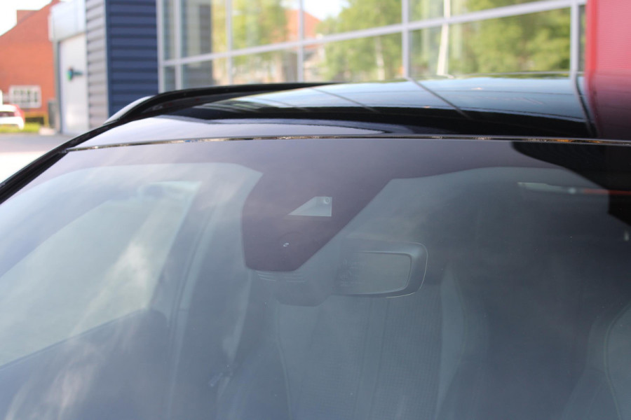 Peugeot 2008 1.2 130PK GT | NAVIGATIE 10" TOUCHSCREEN | APPLE CARPLAY/ANDROID AUTO | ADAPTIVE CRUISE CONTROL | FULL LED KOPLAMPEN | ACHTERUITRIJ CAMERA | 3-D COCKPIT | KEYLESS ENTRY/START | STOEL VERWARMING | DODEHOEK BEWAKING | ALL SEASON BANDEN |