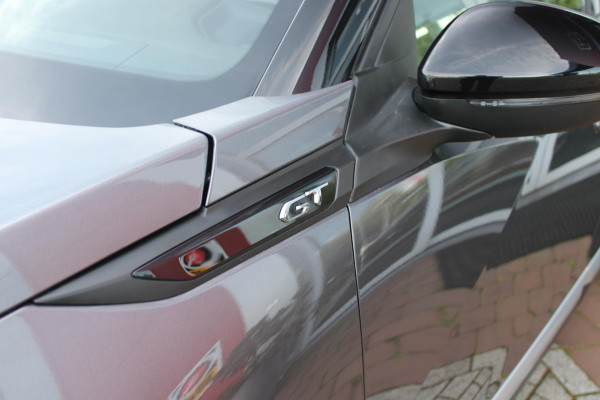 Peugeot 2008 1.2 130PK GT | NAVIGATIE 10" TOUCHSCREEN | APPLE CARPLAY/ANDROID AUTO | ADAPTIVE CRUISE CONTROL | FULL LED KOPLAMPEN | ACHTERUITRIJ CAMERA | 3-D COCKPIT | KEYLESS ENTRY/START | STOEL VERWARMING | DODEHOEK BEWAKING | ALL SEASON BANDEN |