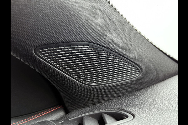 Mercedes-Benz Glb 200 Business Solution AMG(Dealer onderhoud, Trekhaak, Sfeerverlichting, Navi, Camera, Parkeerhulp, StoelV, Etc)