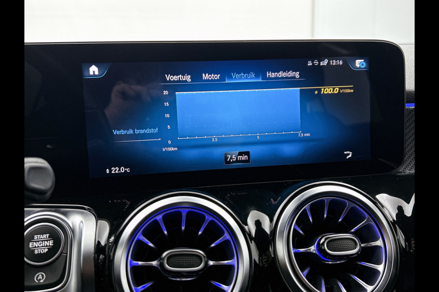 Mercedes-Benz Glb 200 Business Solution AMG(Dealer onderhoud, Trekhaak, Sfeerverlichting, Navi, Camera, Parkeerhulp, StoelV, Etc)