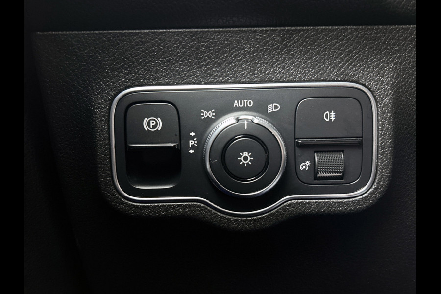 Mercedes-Benz Glb 200 Business Solution AMG(Dealer onderhoud, Trekhaak, Sfeerverlichting, Navi, Camera, Parkeerhulp, StoelV, Etc)