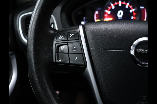 Volvo V40 Cross Country 1.5 T3 Polar+ Luxury [TREKHAAK,HARMAN KARDON, PANORAMADAK, KEYLESS ENTRY, CAMERA, VOL LEDER, STOELVERWARMING, NIEUWSTAAT]
