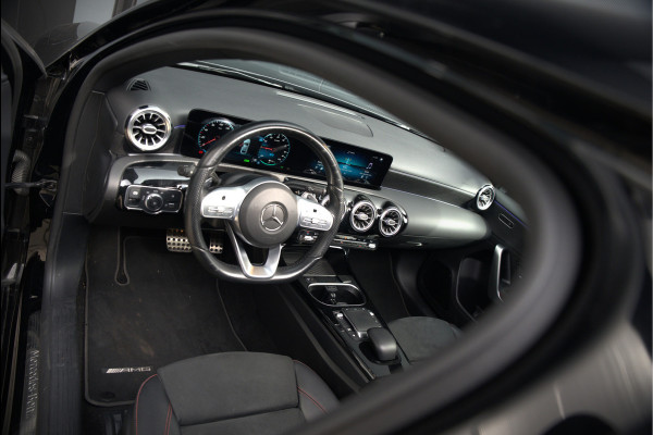 Mercedes-Benz A-Klasse 250 e Premium Plus | Panoramadak | Ambiance Verlichting | Stoelverwarming | Camera | Navigatie | Apple Carplay | Keyless | Cruise Control | DAB |