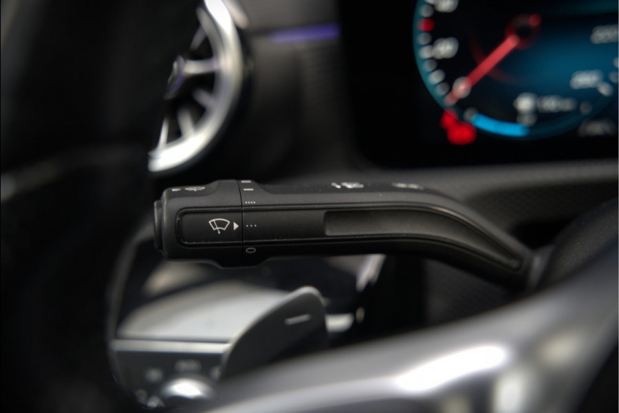 Mercedes-Benz A-Klasse 250 e Premium Plus | Panoramadak | Ambiance Verlichting | Stoelverwarming | Camera | Navigatie | Apple Carplay | Keyless | Cruise Control | DAB |