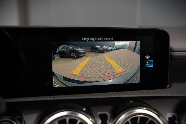 Mercedes-Benz A-Klasse 250 e Premium Plus | Panoramadak | Ambiance Verlichting | Stoelverwarming | Camera | Navigatie | Apple Carplay | Keyless | Cruise Control | DAB |