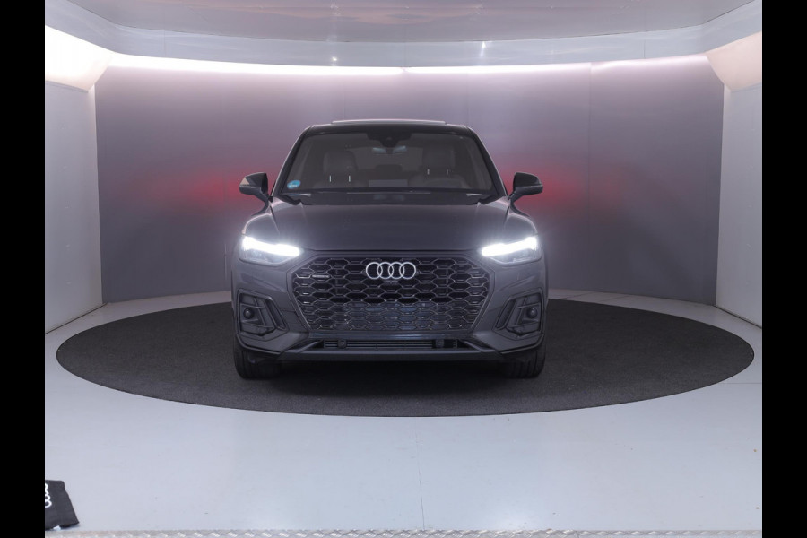 Audi Q5 Sportback 55 TFSI e S edition Competition 367 pk S-tronic | Verlengde garantie | Navigatie | Panoramadak | Parkeersensoren (Park assist) | Rondomzicht camera | Lederen bekleding | S-Line |