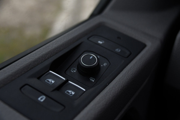 Volkswagen Transporter 2.0 TDI L2H1 30 DC Bulli Virtual, Adaptieve Cruise, Camera, Carplay, LED, Elektrische deur, Standkachel, Stoelverwarming, Trekhaak, Uniek!