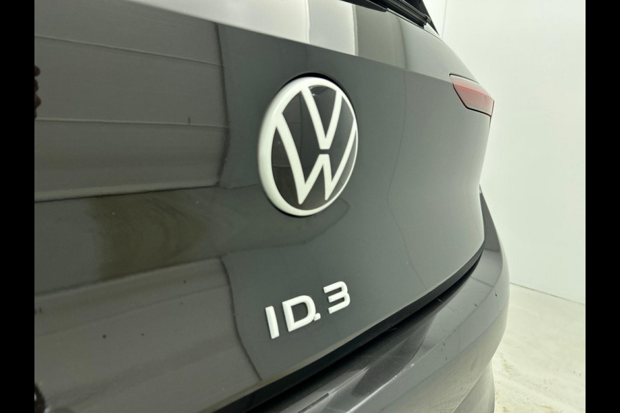 Volkswagen ID.3 First Plus 58 kWh Airco Navi Carplay 19" LM Velgen Adaptive Cruise Control LED Matrix IQ Light DAB+ Alcantara PDC VA + Camera Stoel/Stuurwielverwarming
