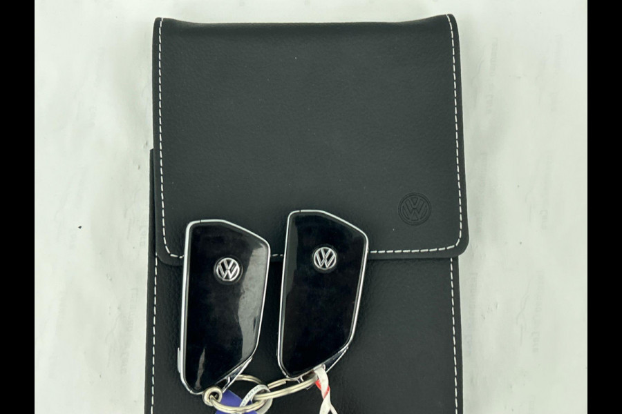 Volkswagen ID.3 First Plus 58 kWh Airco Navi Carplay 19" LM Velgen Adaptive Cruise Control LED Matrix IQ Light DAB+ Alcantara PDC VA + Camera Stoel/Stuurwielverwarming