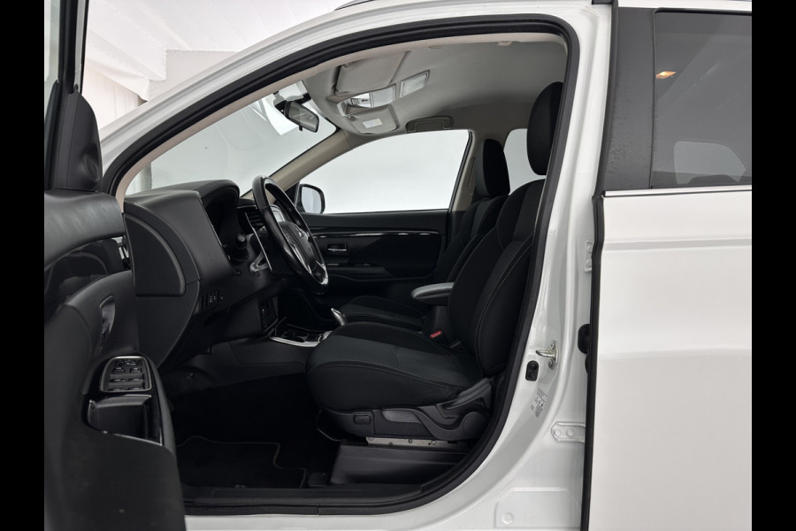 Mitsubishi Outlander 2.4 PHEV Pure (INCL-BTW) *AUT | FULL-LED | KEYLESS | CAMERA | HEATED-COMFORTSEATS | ECC | SHIFTPADDLES | PDC | CRUISE | PRIVACY-GLASS | DAB | TOWBAR | 16''ALU*