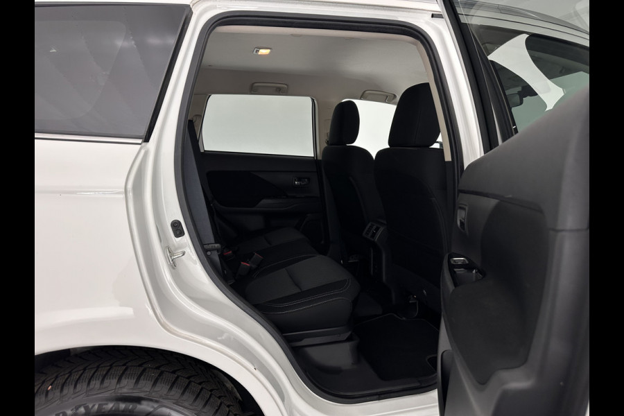 Mitsubishi Outlander 2.4 PHEV Pure (INCL-BTW) *AUT | FULL-LED | KEYLESS | CAMERA | HEATED-COMFORTSEATS | ECC | SHIFTPADDLES | PDC | CRUISE | PRIVACY-GLASS | DAB | TOWBAR | 16''ALU*