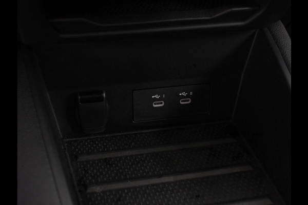 Renault Captur 1.3 TCe Techno 160pk automaat | Climate control | Adaptieve cruise control | Camera | Parkeersensoren | LED | Verwarmde voorstoelen | Stuurverwarming | Navigatie | Apple Carplay/ Android Auto | Keyless