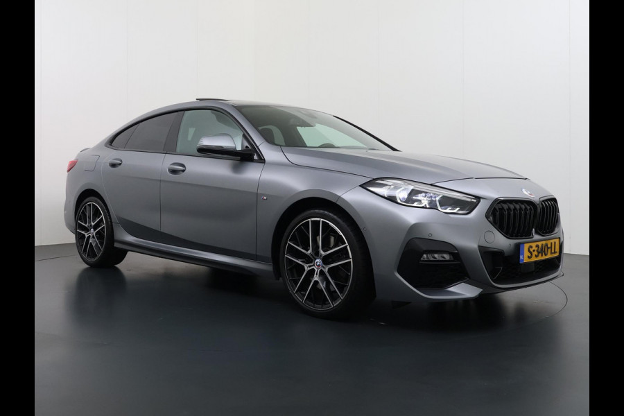 BMW 2 Serie Gran Coupé 220i VAN € 38.900,- VOOR € 35.877,- UW LENTEVOORDEEL € 3.023,-! | M-SPORT| BOMVOL! | HARMAN KARDON| PANO| FROZEN GREY| STOEL+ STUURVERWARMING| DEALER OH. | ORIGINEEL NEDERLANDS| KUIPSTOELEN| LEER | 19 INCH!