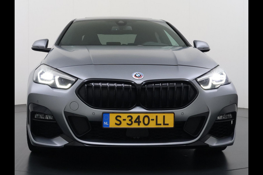 BMW 2 Serie Gran Coupé 220i VAN € 38.900,- VOOR € 35.877,- UW LENTEVOORDEEL € 3.023,-! | M-SPORT| BOMVOL! | HARMAN KARDON| PANO| FROZEN GREY| STOEL+ STUURVERWARMING| DEALER OH. | ORIGINEEL NEDERLANDS| KUIPSTOELEN| LEER | 19 INCH!