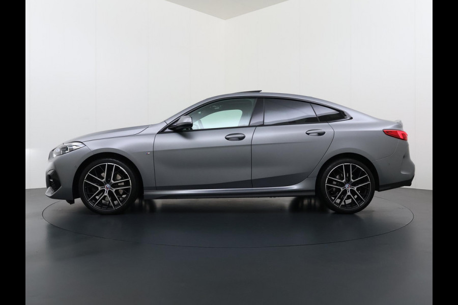 BMW 2 Serie Gran Coupé 220i VAN € 38.900,- VOOR € 35.877,- UW LENTEVOORDEEL € 3.023,-! | M-SPORT| BOMVOL! | HARMAN KARDON| PANO| FROZEN GREY| STOEL+ STUURVERWARMING| DEALER OH. | ORIGINEEL NEDERLANDS| KUIPSTOELEN| LEER | 19 INCH!