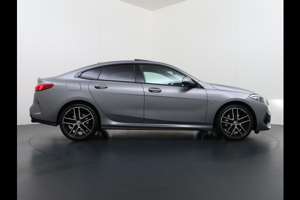 BMW 2 Serie Gran Coupé 220i VAN € 38.900,- VOOR € 35.877,- UW LENTEVOORDEEL € 3.023,-! | M-SPORT| BOMVOL! | HARMAN KARDON| PANO| FROZEN GREY| STOEL+ STUURVERWARMING| DEALER OH. | ORIGINEEL NEDERLANDS| KUIPSTOELEN| LEER | 19 INCH!