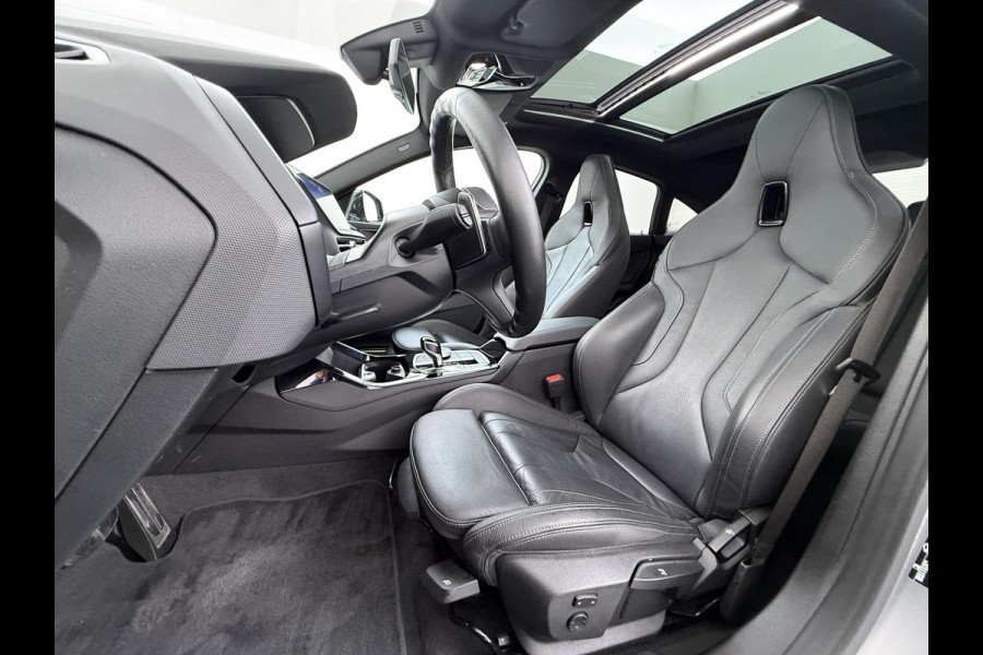 BMW 2 Serie Gran Coupé 220i VAN € 38.900,- VOOR € 35.877,- UW LENTEVOORDEEL € 3.023,-! | M-SPORT| BOMVOL! | HARMAN KARDON| PANO| FROZEN GREY| STOEL+ STUURVERWARMING| DEALER OH. | ORIGINEEL NEDERLANDS| KUIPSTOELEN| LEER | 19 INCH!