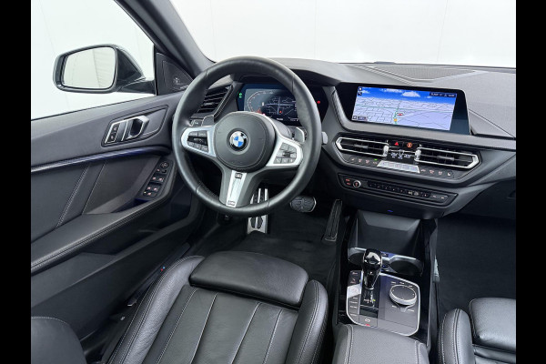 BMW 2 Serie Gran Coupé 220i VAN € 38.900,- VOOR € 35.877,- UW LENTEVOORDEEL € 3.023,-! | M-SPORT| BOMVOL! | HARMAN KARDON| PANO| FROZEN GREY| STOEL+ STUURVERWARMING| DEALER OH. | ORIGINEEL NEDERLANDS| KUIPSTOELEN| LEER | 19 INCH!