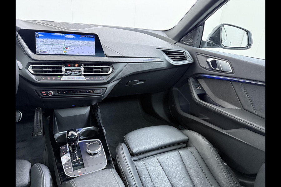 BMW 2 Serie Gran Coupé 220i VAN € 38.900,- VOOR € 35.877,- UW LENTEVOORDEEL € 3.023,-! | M-SPORT| BOMVOL! | HARMAN KARDON| PANO| FROZEN GREY| STOEL+ STUURVERWARMING| DEALER OH. | ORIGINEEL NEDERLANDS| KUIPSTOELEN| LEER | 19 INCH!