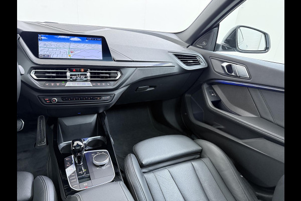 BMW 2 Serie Gran Coupé 220i VAN € 38.900,- VOOR € 35.877,- UW LENTEVOORDEEL € 3.023,-! | M-SPORT| BOMVOL! | HARMAN KARDON| PANO| FROZEN GREY| STOEL+ STUURVERWARMING| DEALER OH. | ORIGINEEL NEDERLANDS| KUIPSTOELEN| LEER | 19 INCH!