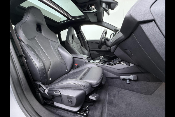 BMW 2 Serie Gran Coupé 220i VAN € 38.900,- VOOR € 35.877,- UW LENTEVOORDEEL € 3.023,-! | M-SPORT| BOMVOL! | HARMAN KARDON| PANO| FROZEN GREY| STOEL+ STUURVERWARMING| DEALER OH. | ORIGINEEL NEDERLANDS| KUIPSTOELEN| LEER | 19 INCH!