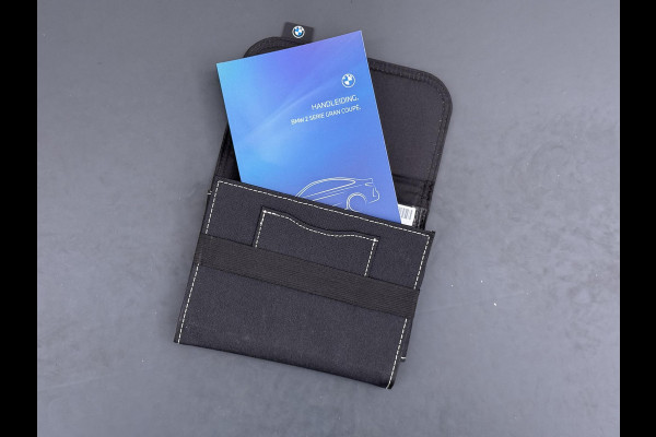 BMW 2 Serie Gran Coupé 220i VAN € 38.900,- VOOR € 35.877,- UW LENTEVOORDEEL € 3.023,-! | M-SPORT| BOMVOL! | HARMAN KARDON| PANO| FROZEN GREY| STOEL+ STUURVERWARMING| DEALER OH. | ORIGINEEL NEDERLANDS| KUIPSTOELEN| LEER | 19 INCH!