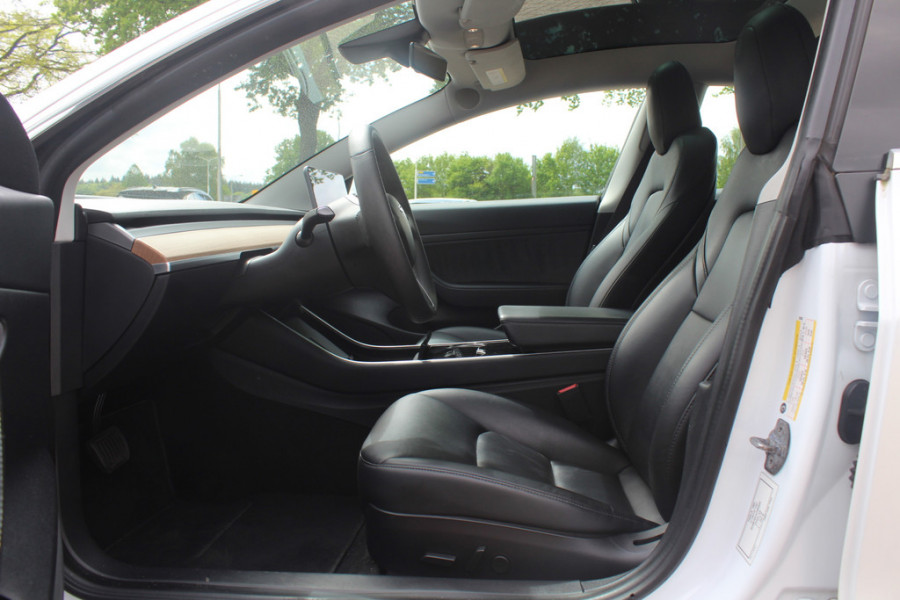 Tesla Model 3 Standard RWD Plus 60 kWh / Trekhaak / Autopilot / Panoramadak / Camera / Premium Audio / 18'' / Leder