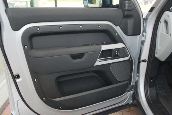 Land Rover Defender D240 110 S 7 Seater incl. Btw / BPM geel kenteken „De Uiver” Special Lier