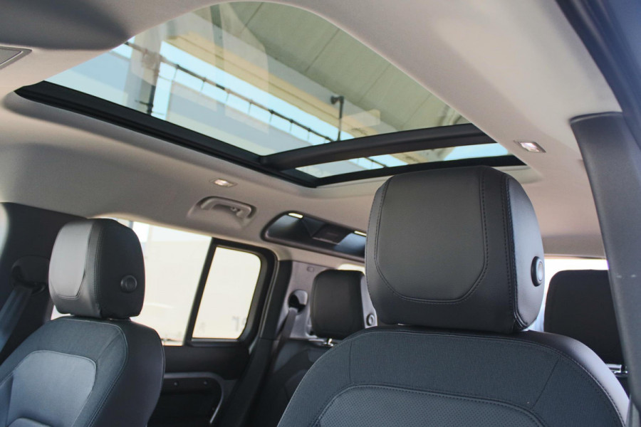 Land Rover Defender D240 110 S 7 Seater incl. Btw / BPM geel kenteken „De Uiver” Special Lier