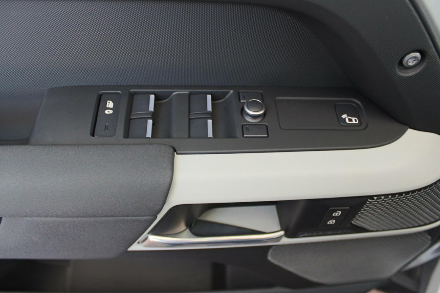 Land Rover Defender D240 110 S 7 Seater incl. Btw / BPM geel kenteken „De Uiver” Special Lier