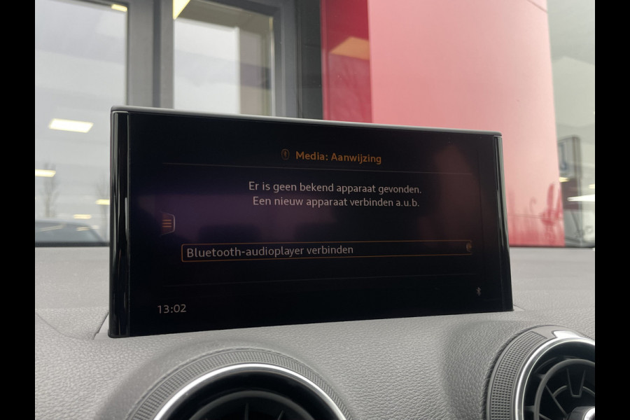 Audi Q2 30 TFSI S Edition | Camera | Stoelverwarming