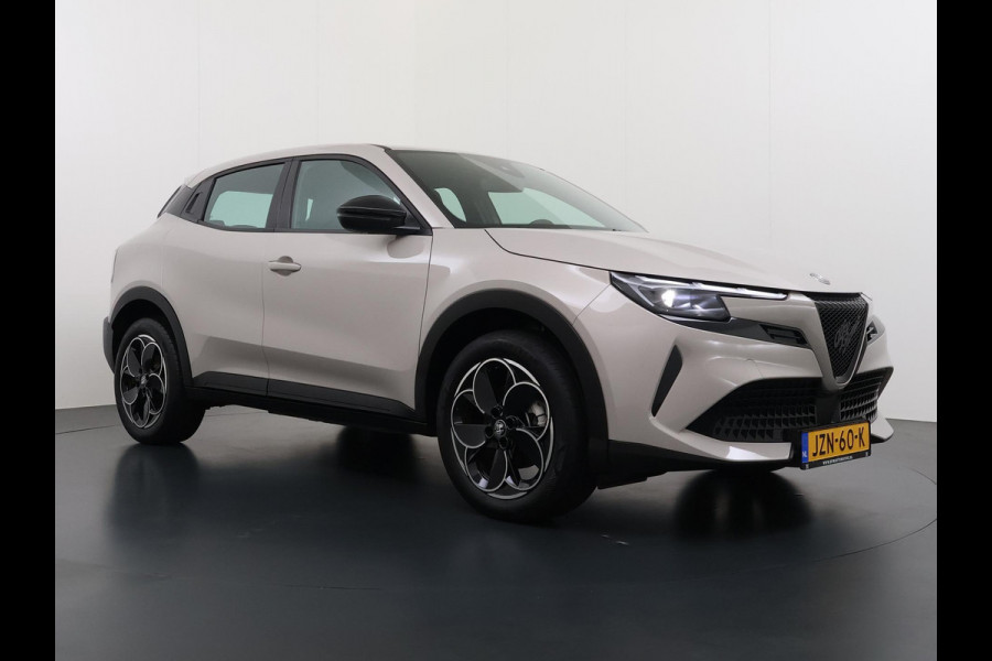 Alfa Romeo junior Elettrica 54 kWh VAN € 30.900,- VOOR € 26.877,- UW LENTEVOORDEEL € 4.023,-! | 15.000KM!! | FABRIEKSGARANTIE | APPLE CARPLAY| ANDROID AUTO| UNIEKE KLEUR! | ADAPTIVE CRUISE CONTROL|