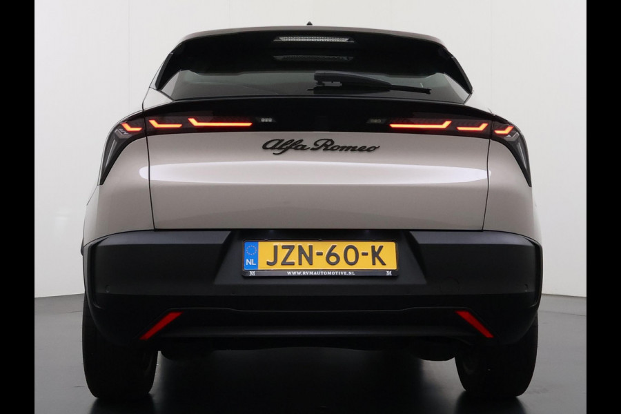 Alfa Romeo junior Elettrica 54 kWh VAN € 30.900,- VOOR € 26.877,- UW LENTEVOORDEEL € 4.023,-! | 15.000KM!! | FABRIEKSGARANTIE | APPLE CARPLAY| ANDROID AUTO| UNIEKE KLEUR! | ADAPTIVE CRUISE CONTROL|
