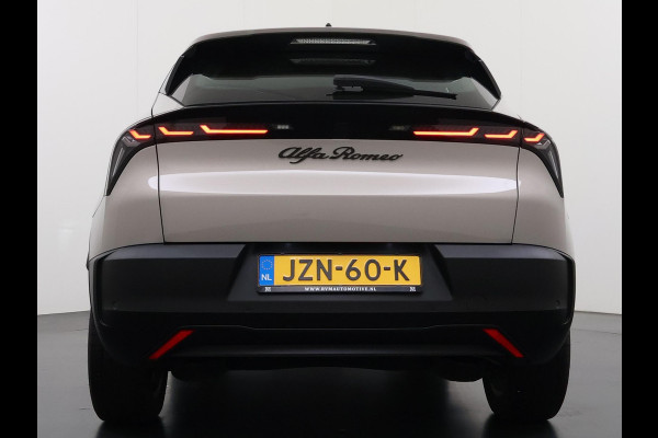 Alfa Romeo junior Elettrica 54 kWh VAN € 30.900,- VOOR € 26.877,- UW LENTEVOORDEEL € 4.023,-! | 15.000KM!! | FABRIEKSGARANTIE | APPLE CARPLAY| ANDROID AUTO| UNIEKE KLEUR! | ADAPTIVE CRUISE CONTROL|