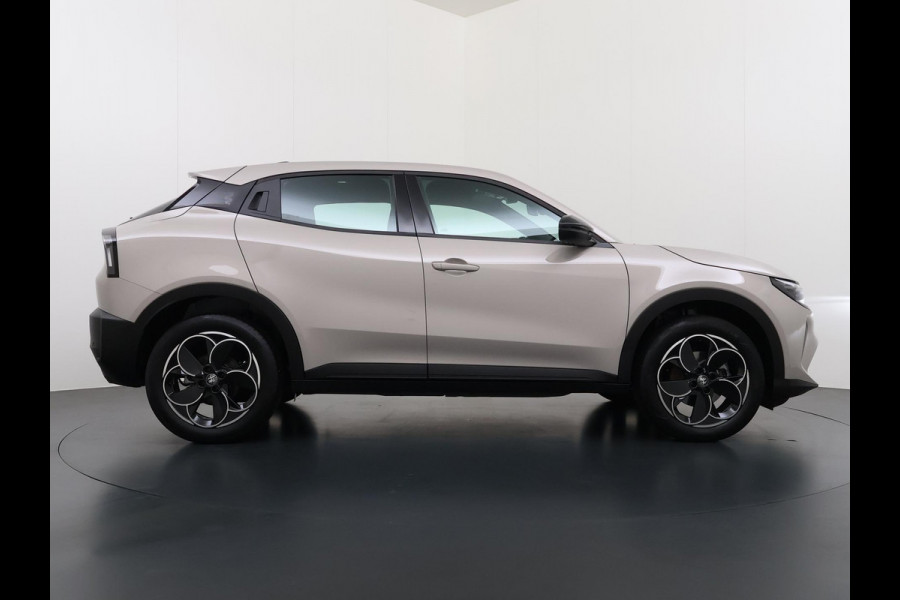 Alfa Romeo junior Elettrica 54 kWh VAN € 30.900,- VOOR € 26.877,- UW LENTEVOORDEEL € 4.023,-! | 15.000KM!! | FABRIEKSGARANTIE | APPLE CARPLAY| ANDROID AUTO| UNIEKE KLEUR! | ADAPTIVE CRUISE CONTROL|