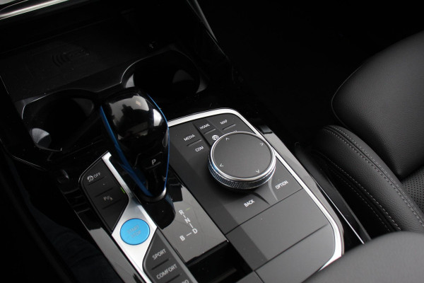 BMW iX3 Executive M-Sport 80 kWh Leder Panoramisch Schuif-Kantel dak Camera Elektrisch bedienbare achterklep Climate control