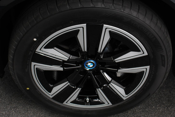 BMW iX3 Executive M-Sport 80 kWh Leder Panoramisch Schuif-Kantel dak Camera Elektrisch bedienbare achterklep Climate control