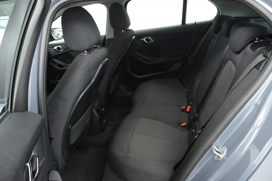 BMW 1-serie 118i Business Edition (NAVIGATIE, PARKEERSENSOREN, CRUISE CONTROL)