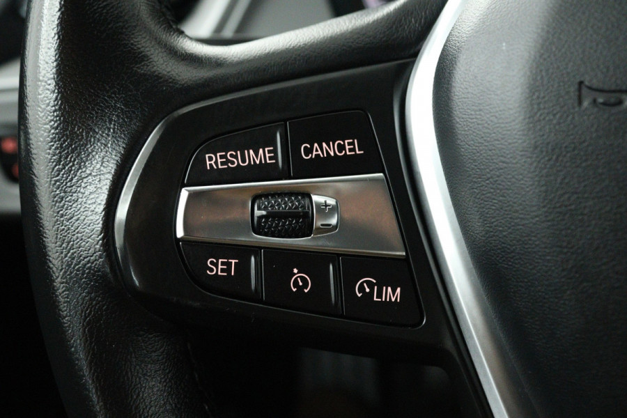 BMW 1-serie 118i Business Edition (NAVIGATIE, PARKEERSENSOREN, CRUISE CONTROL)