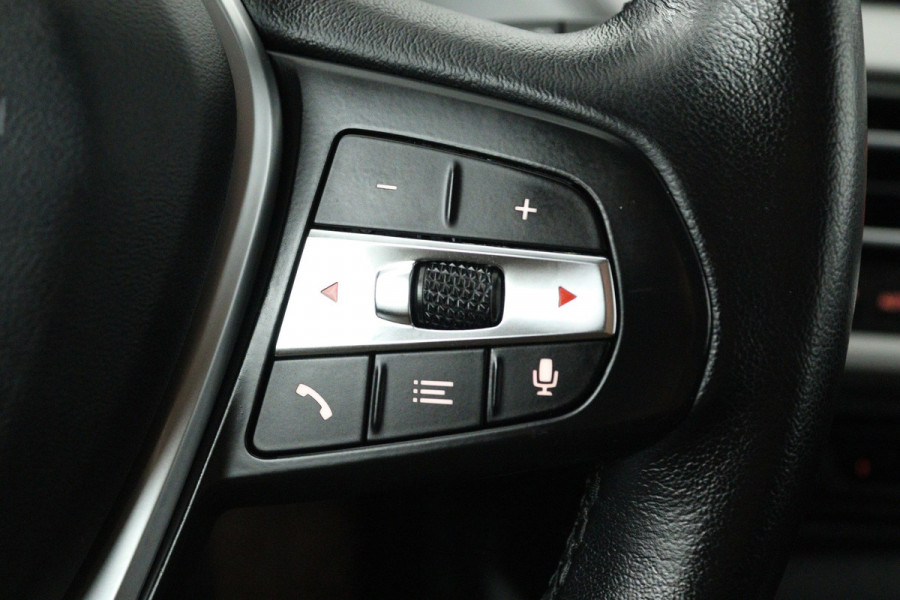 BMW 1-serie 118i Business Edition (NAVIGATIE, PARKEERSENSOREN, CRUISE CONTROL)
