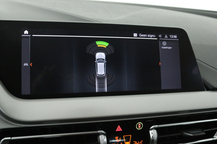BMW 1-serie 118i Business Edition (NAVIGATIE, PARKEERSENSOREN, CRUISE CONTROL)