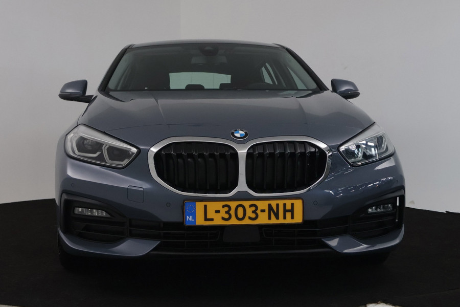 BMW 1-serie 118i Business Edition (NAVIGATIE, PARKEERSENSOREN, CRUISE CONTROL)